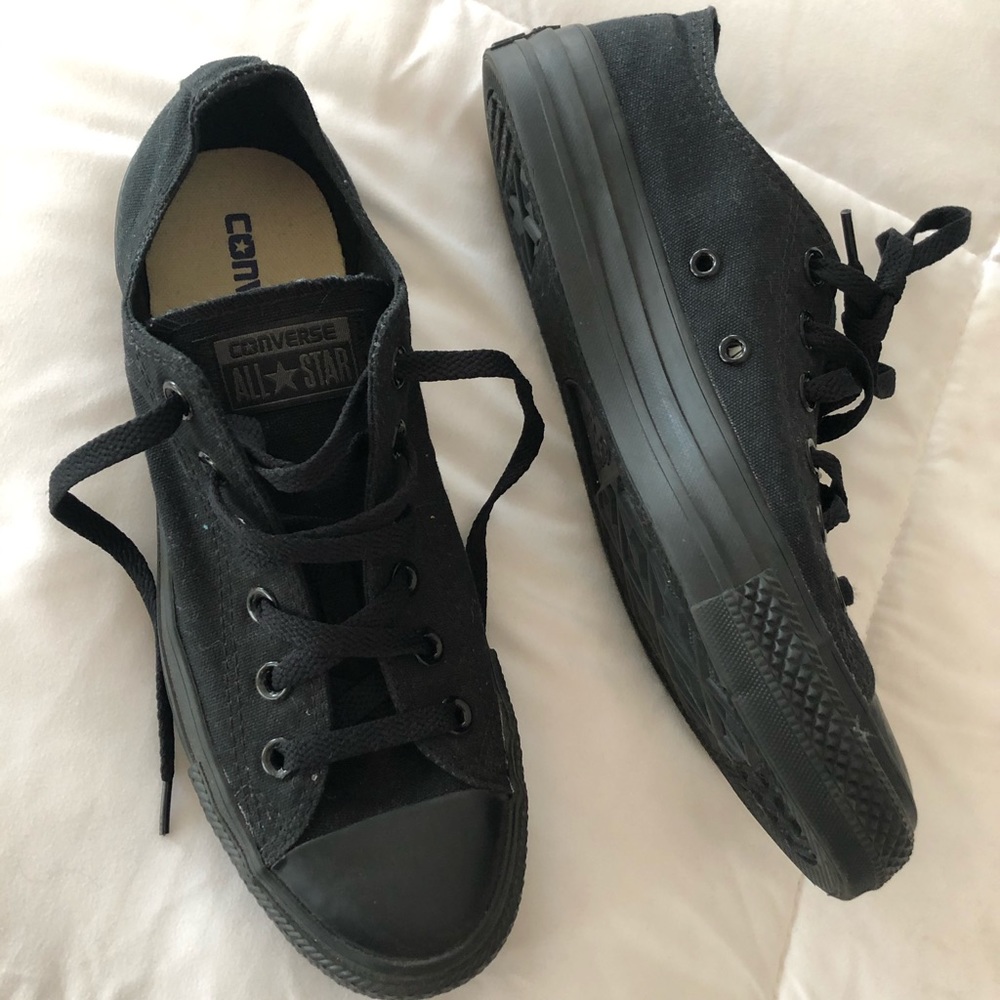 Men’s 6 or Women’s 8 Black Converse NEW